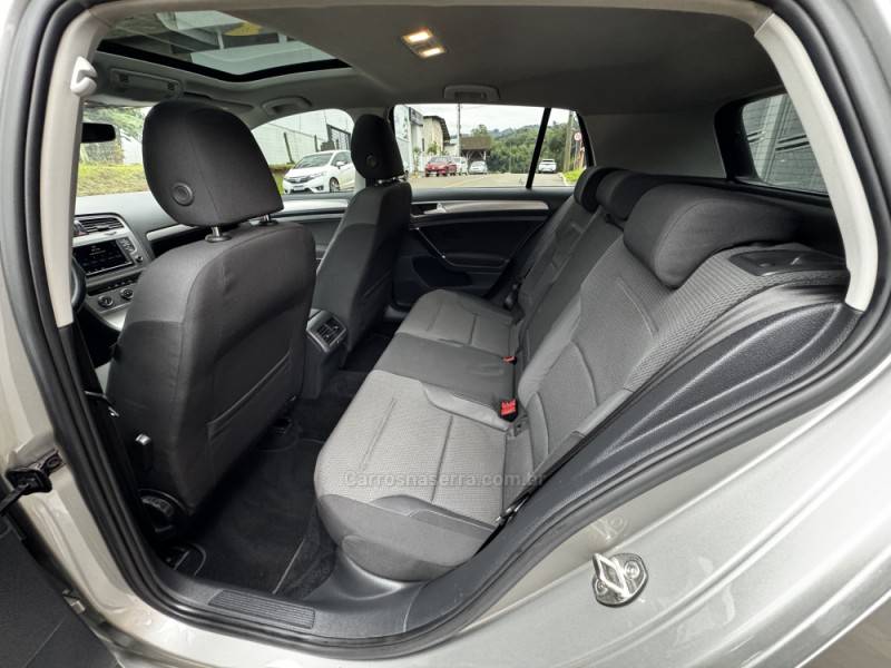 VOLKSWAGEN - GOLF - 2016/2017 - Prata - R$ 84.990,00
