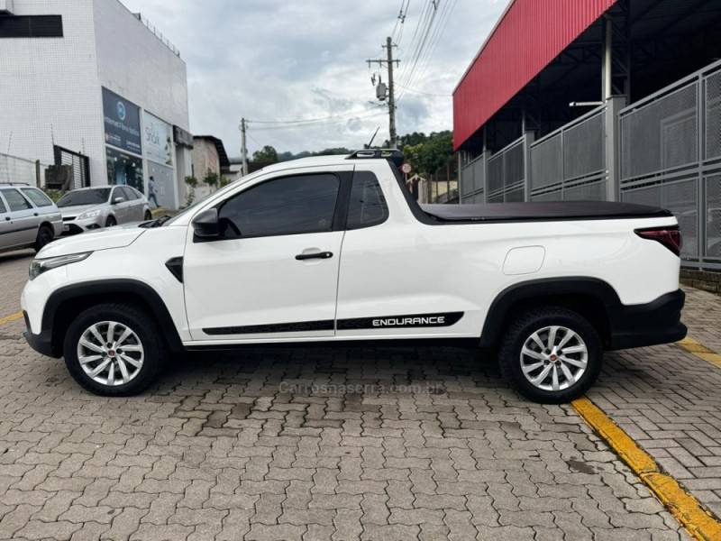 FIAT - STRADA - 2021/2022 - Branca - R$ 74.990,00