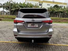 TOYOTA - HILUX SW4 - 2016/2016 - Prata - R$ 214.990,00