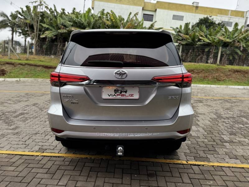 TOYOTA - HILUX SW4 - 2016/2016 - Prata - R$ 214.990,00