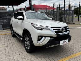 TOYOTA - HILUX SW4 - 2017/2017 - Branca - R$ 214.990,00