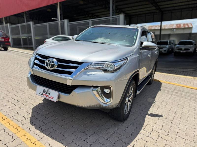 TOYOTA - HILUX SW4 - 2018/2019 - Prata - R$ 254.990,00