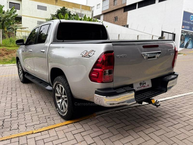 TOYOTA - HILUX - 2017/2018 - Prata - R$ 181.990,00