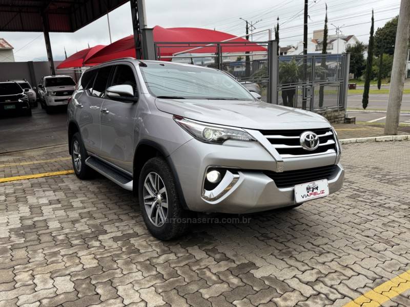 TOYOTA - HILUX SW4 - 2016/2016 - Prata - R$ 214.990,00