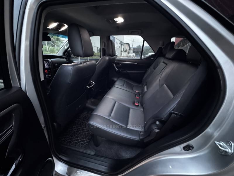 TOYOTA - HILUX SW4 - 2022/2022 - Prata - R$ 309.990,00