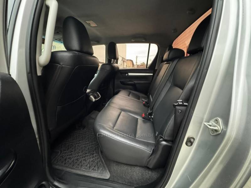 TOYOTA - HILUX - 2017/2018 - Prata - R$ 181.990,00