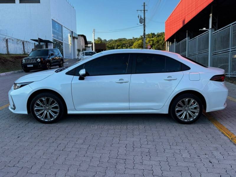 TOYOTA - COROLLA - 2022/2023 - Branca - R$ 134.990,00