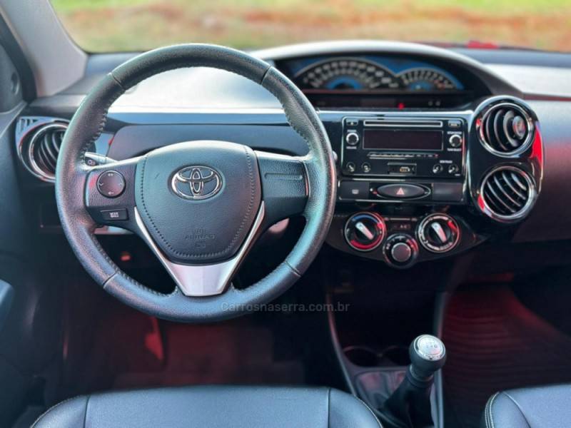 TOYOTA - ETIOS - 2015/2015 - Branca - R$ 51.990,00