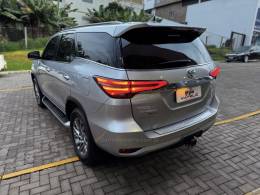 TOYOTA - HILUX SW4 - 2022/2022 - Prata - R$ 309.990,00