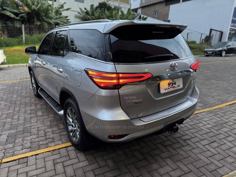 TOYOTA - HILUX SW4 - 2022/2022 - Prata - R$ 309.990,00