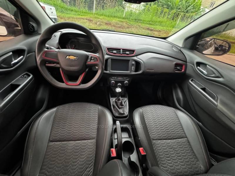CHEVROLET - ONIX - 2017/2018 - Branca - R$ 66.990,00