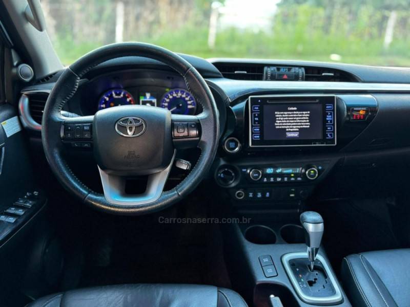 TOYOTA - HILUX - 2016/2016 - Prata - R$ 179.990,00