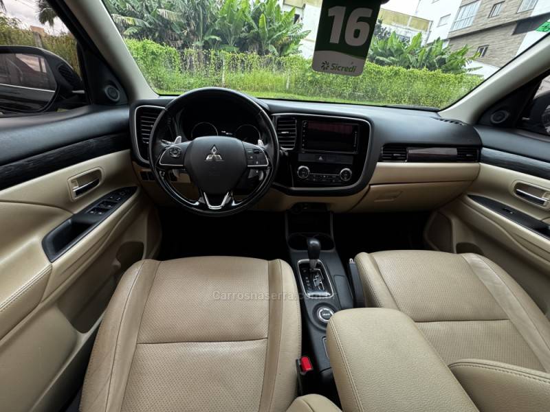 MITSUBISHI - OUTLANDER - 2015/2016 - Preta - R$ 119.990,00
