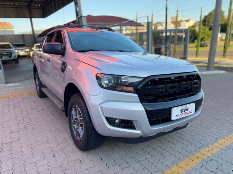 FORD - RANGER - 2017/2018 - Prata - R$ 132.990,00