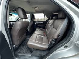 TOYOTA - HILUX SW4 - 2016/2016 - Prata - R$ 214.990,00