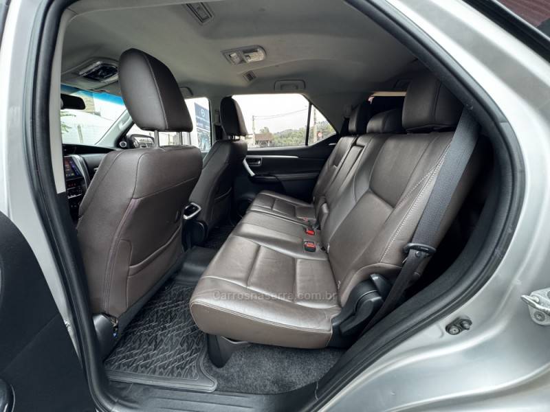 TOYOTA - HILUX SW4 - 2016/2016 - Prata - R$ 214.990,00