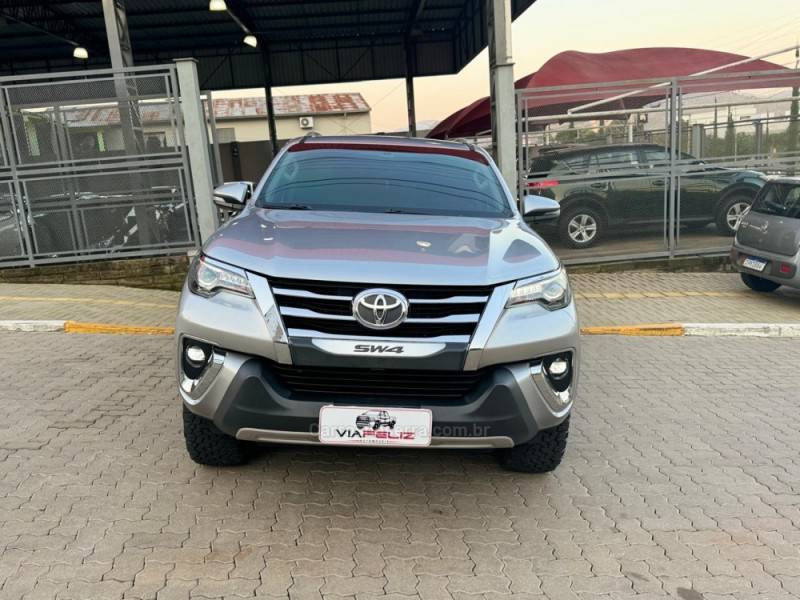 TOYOTA - HILUX SW4 - 2018/2018 - Prata - R$ 247.990,00