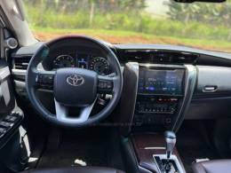 TOYOTA - HILUX SW4 - 2018/2019 - Prata - R$ 254.990,00