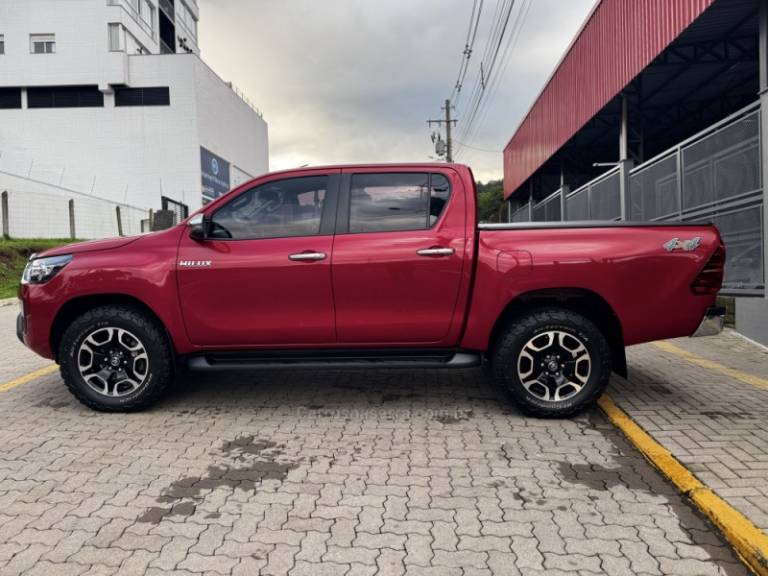 TOYOTA - HILUX - 2021/2022 - Vermelha - R$ 237.990,00