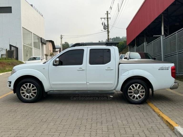 NISSAN - FRONTIER - 2013/2014 - Branca - R$ 109.990,00