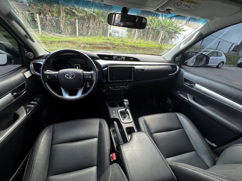 TOYOTA - HILUX - 2017/2018 - Branca - R$ 184.990,00