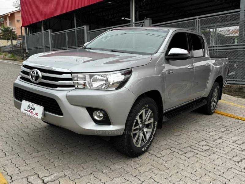 TOYOTA - HILUX - 2017/2018 - Prata - R$ 181.990,00