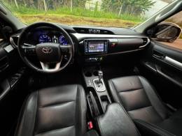 TOYOTA - HILUX - 2017/2018 - Prata - R$ 181.990,00