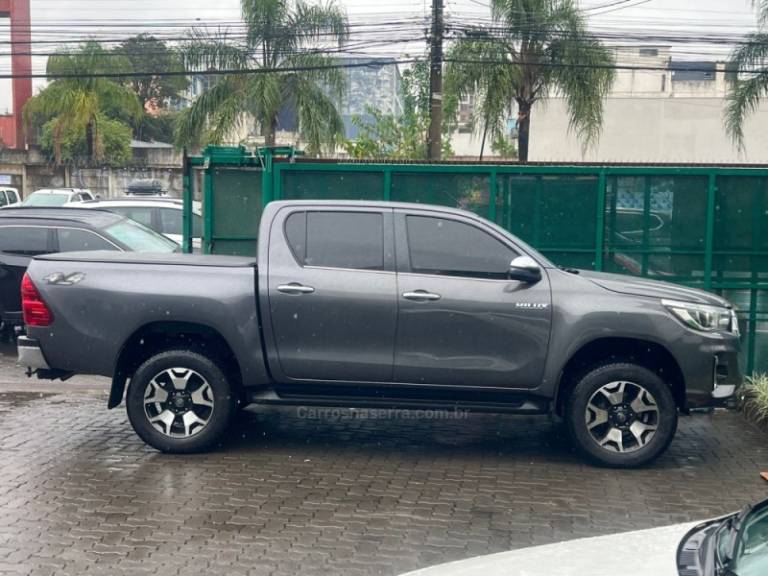 TOYOTA - HILUX - 2019/2020 - Cinza - R$ 219.990,00