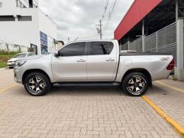 TOYOTA - HILUX - 2019/2019 - Prata - R$ 216.990,00