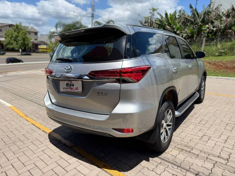 TOYOTA - HILUX SW4 - 2018/2019 - Prata - R$ 254.990,00