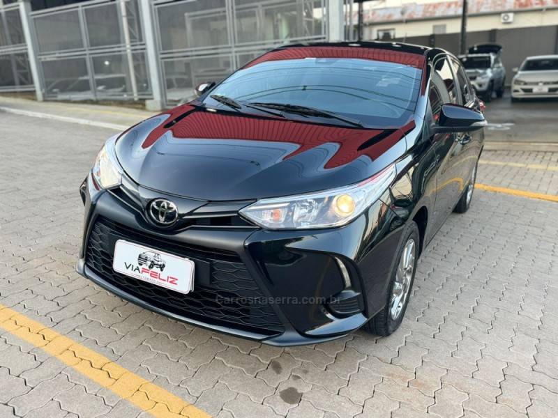 TOYOTA - YARIS - 2022/2023 - Preta - R$ 95.990,00