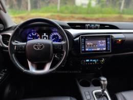 TOYOTA - HILUX - 2017/2018 - Prata - R$ 181.990,00