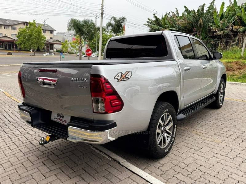 TOYOTA - HILUX - 2017/2018 - Prata - R$ 181.990,00