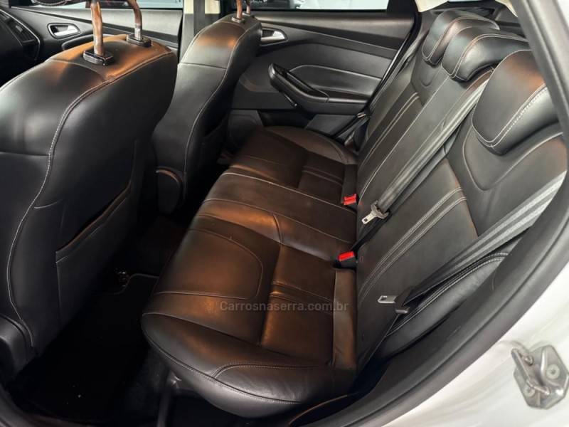 FORD - FOCUS - 2014/2015 - Branca - R$ 53.990,00
