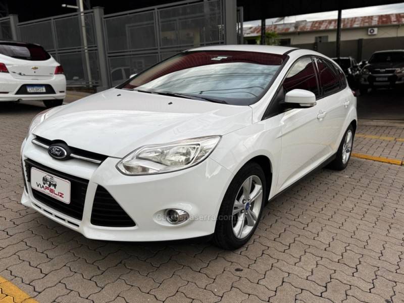 FORD - FOCUS - 2014/2015 - Branca - R$ 53.990,00