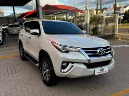 TOYOTA - HILUX SW4 - 2017/2017 - Branca - R$ 224.990,00