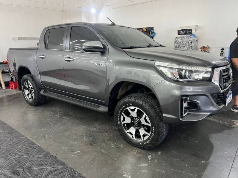 TOYOTA - HILUX - 2019/2020 - Cinza - R$ 219.990,00