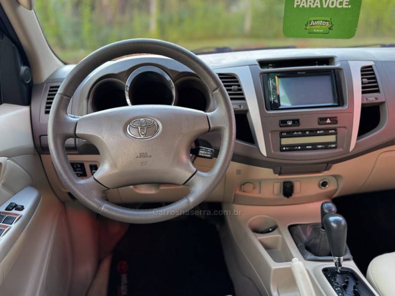 TOYOTA - HILUX SW4 - 2008/2008 - Preta - R$ 111.990,00