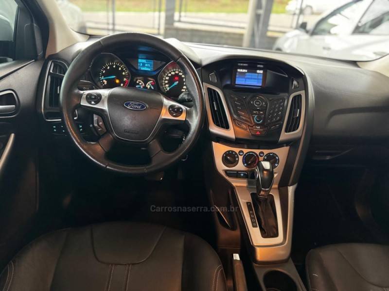 FORD - FOCUS - 2014/2015 - Branca - R$ 53.990,00