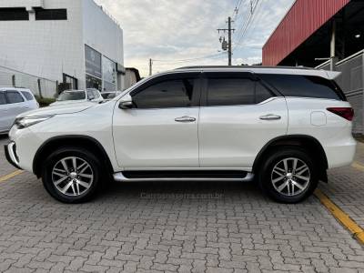 TOYOTA - HILUX SW4 - 2016/2017 - Branca - R$ 214.990,00