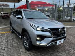 TOYOTA - HILUX SW4 - 2022/2022 - Prata - R$ 309.990,00