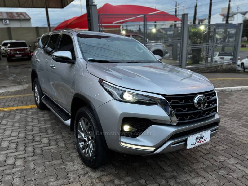TOYOTA - HILUX SW4 - 2022/2022 - Prata - R$ 309.990,00