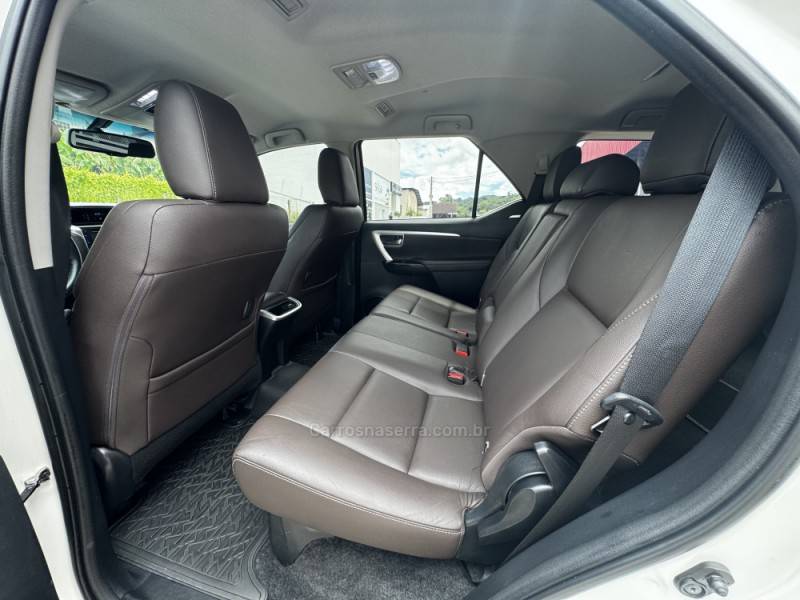 TOYOTA - HILUX SW4 - 2017/2017 - Branca - R$ 214.990,00