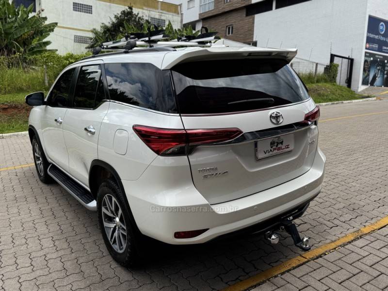 TOYOTA - HILUX SW4 - 2017/2017 - Branca - R$ 214.990,00