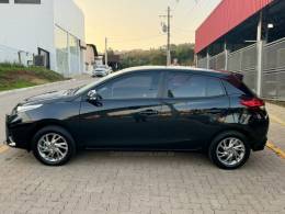 TOYOTA - YARIS - 2022/2023 - Preta - R$ 95.990,00