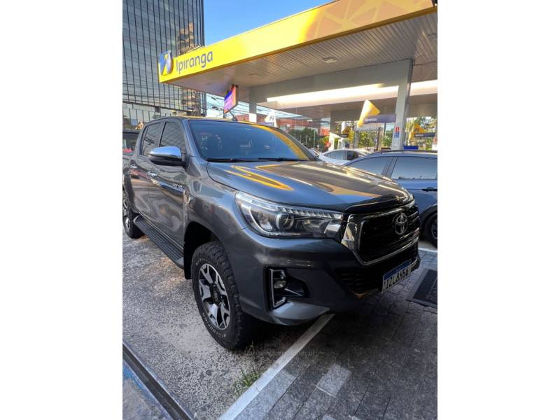 TOYOTA - HILUX - 2019/2020 - Cinza - R$ 219.990,00