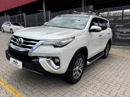 TOYOTA - HILUX SW4 - 2017/2017 - Branca - R$ 214.990,00