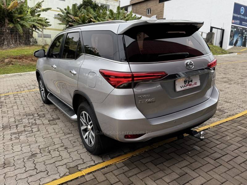 TOYOTA - HILUX SW4 - 2016/2016 - Prata - R$ 214.990,00