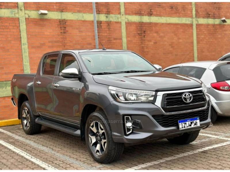 TOYOTA - HILUX - 2019/2020 - Cinza - R$ 219.990,00