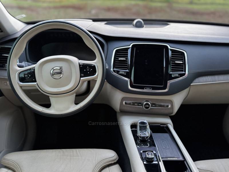 VOLVO - XC90 - 2022/2022 - Preta - R$ 344.990,00